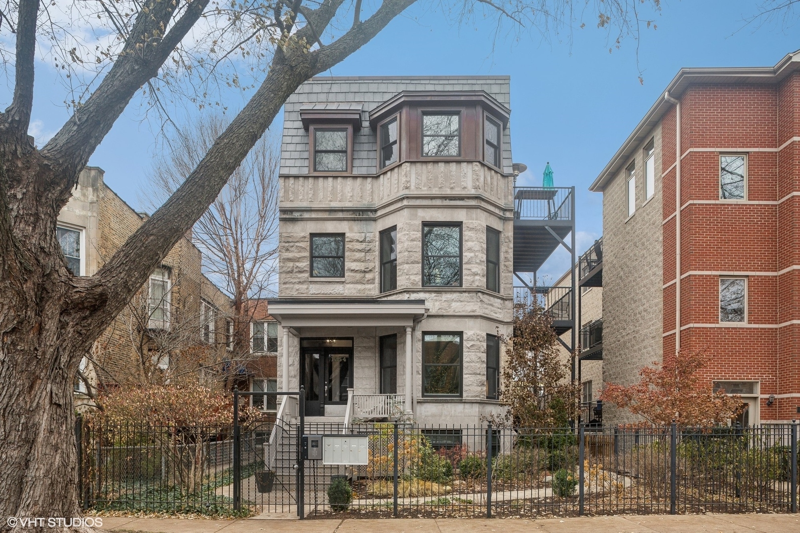 1254 W Winnemac Avenue 1N  Chicago IL 60640 photo