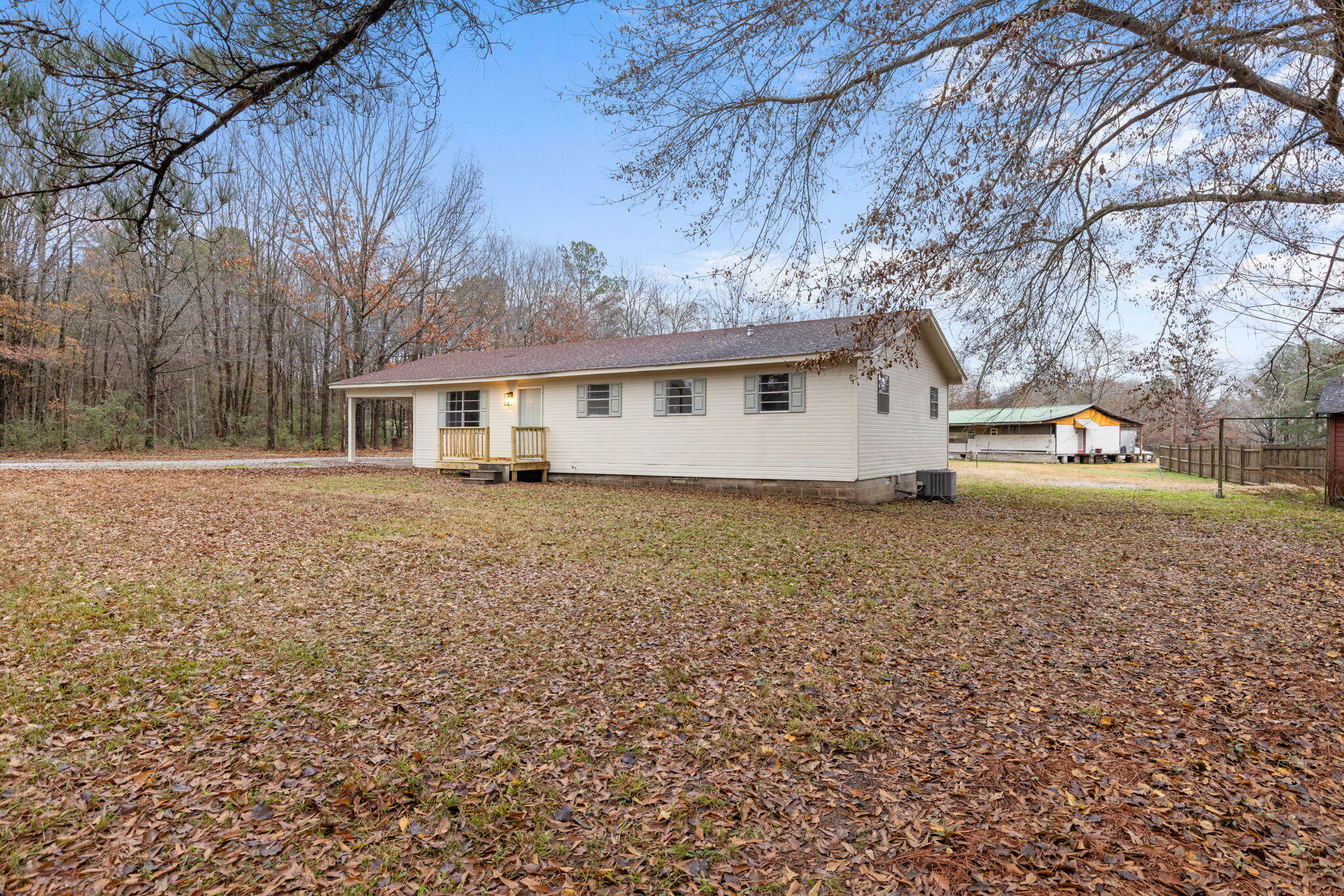 Property Photo:  104 Huddleston St.  MS 38663 