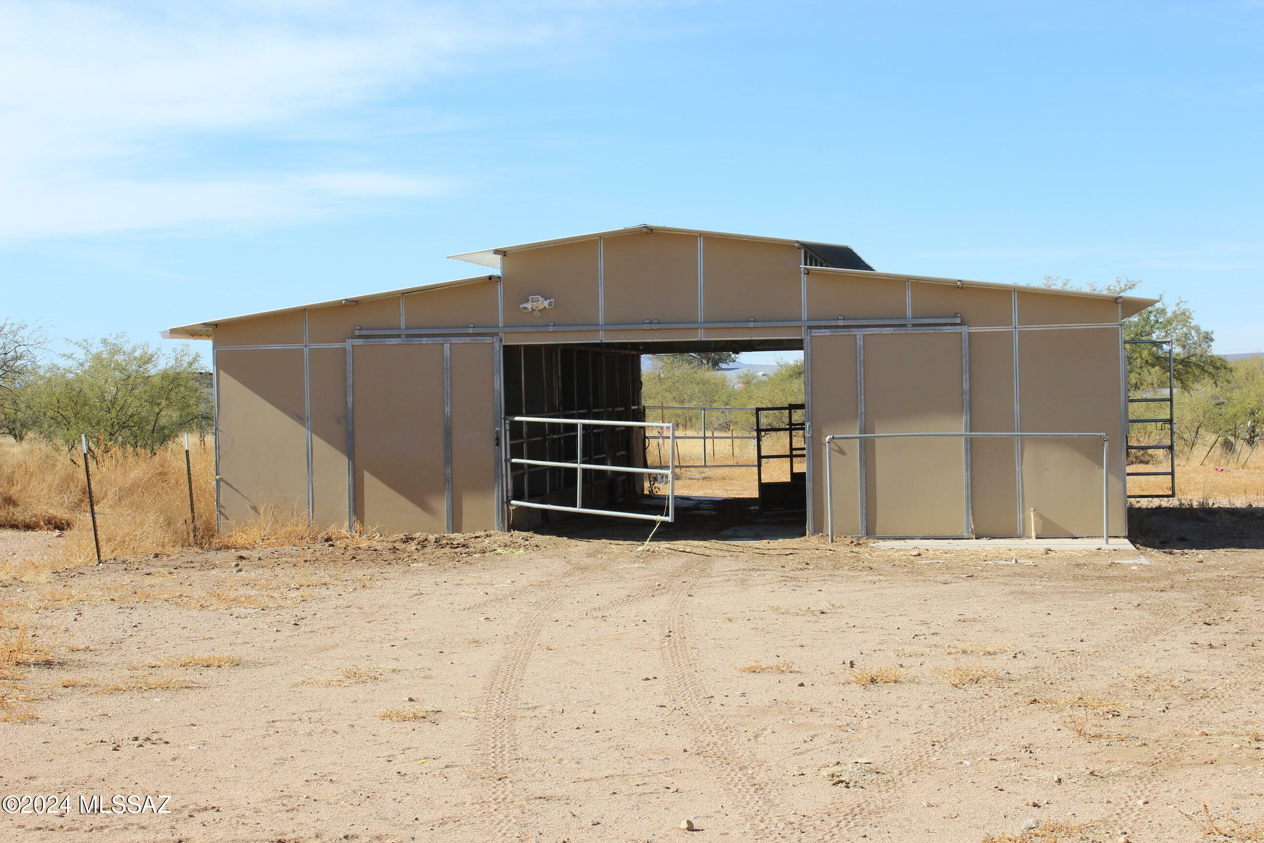 Property Photo: 710 W Hawk Way AZ 85645