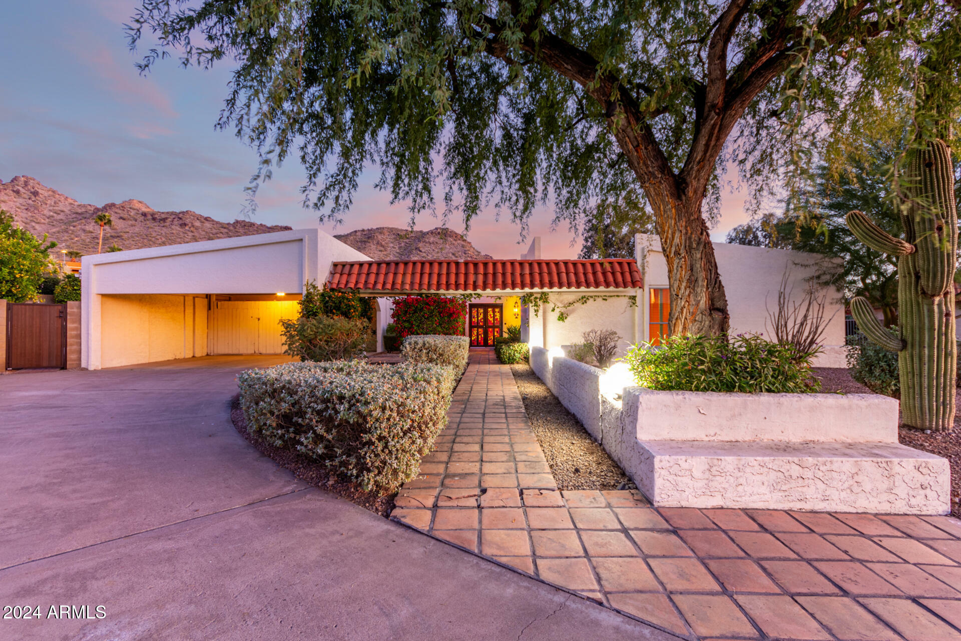 Property Photo: 2221 E Northview Avenue AZ 85020