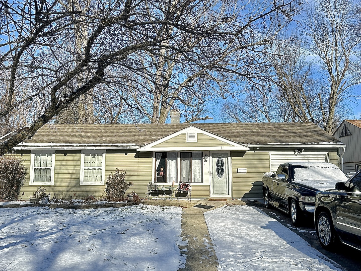 Property Photo:  711 E Grand Lake Boulevard  IL 60185 