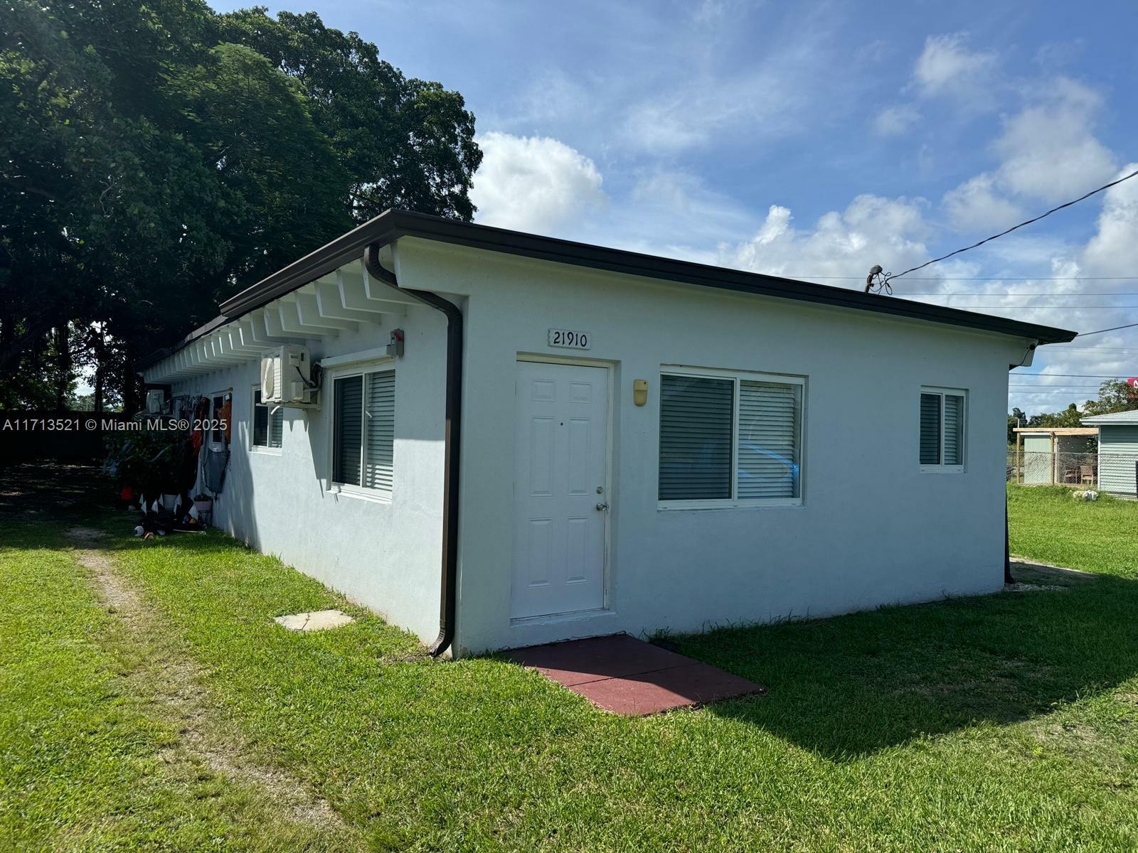 Property Photo: 21912 SW 118th Ct 21912 FL 33170