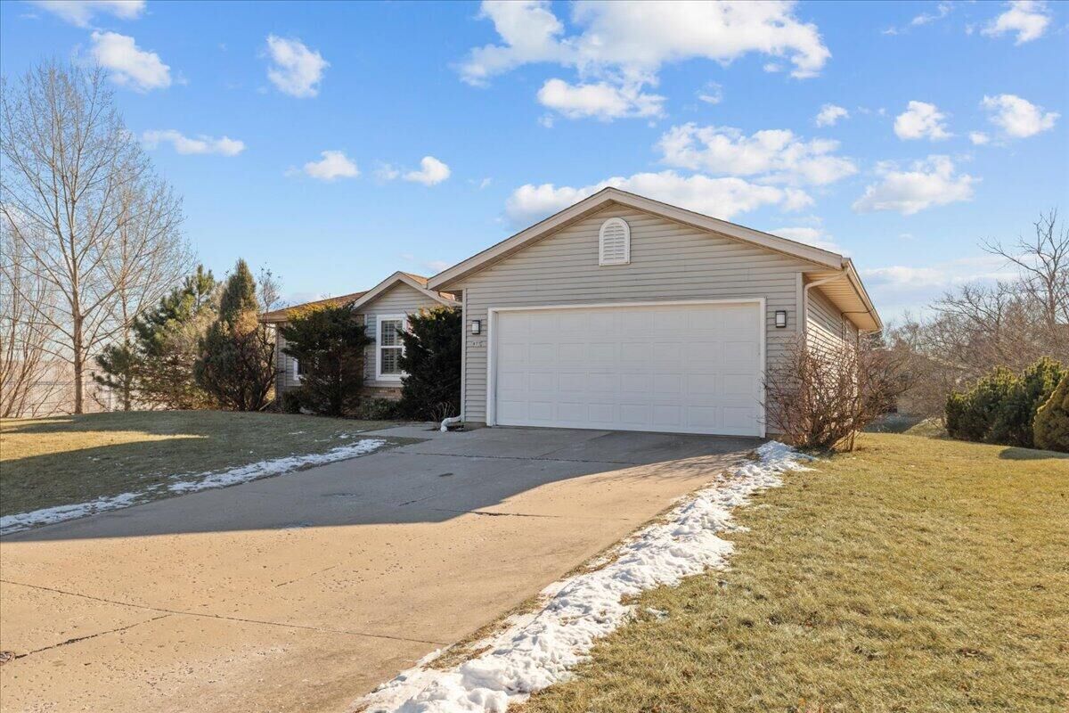 Property Photo:  877 Niagara Ln  WI 53074 