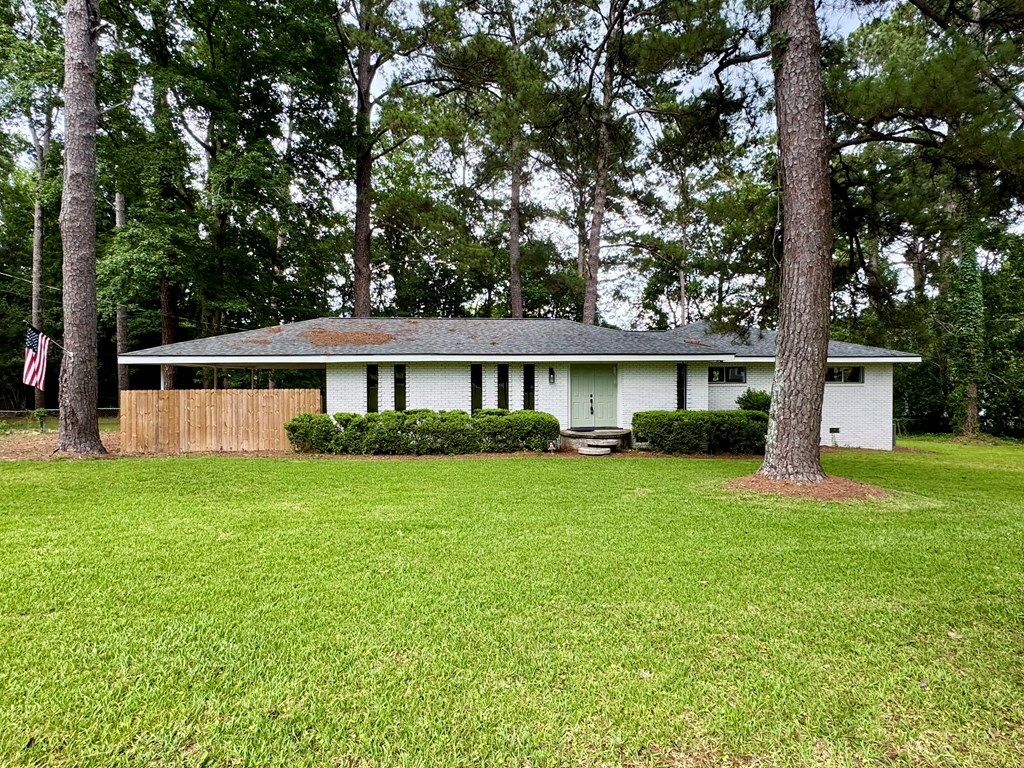 Property Photo: 702 E Pinetree Blvd GA 31792