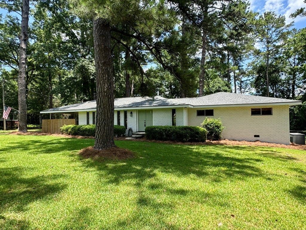 Property Photo: 702 E Pinetree Blvd GA 31792