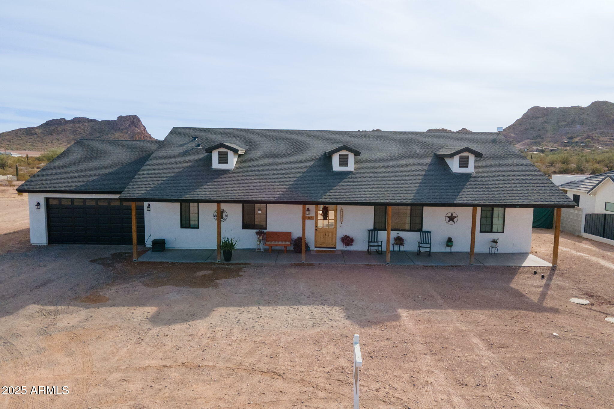 Property Photo:  1187 W Lucky Lane  AZ 85144 