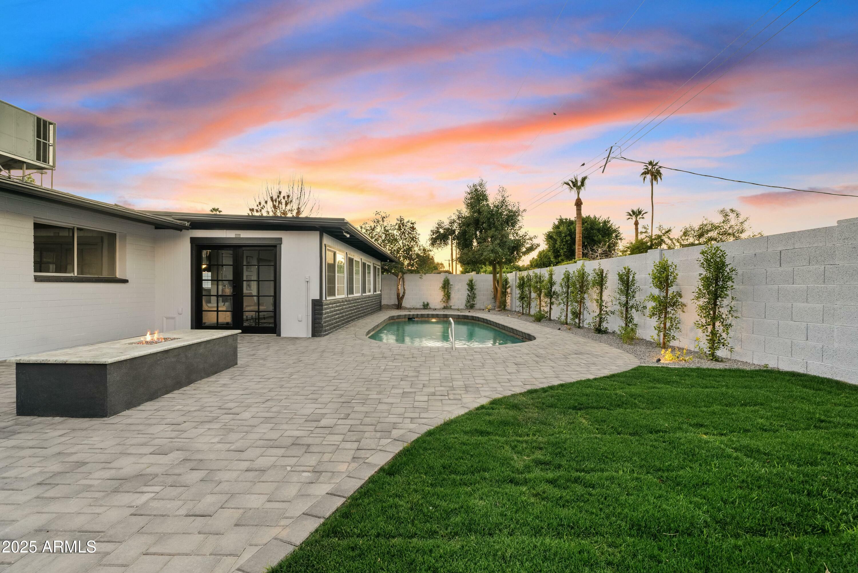 Property Photo: 1302 W Golden Lane AZ 85021