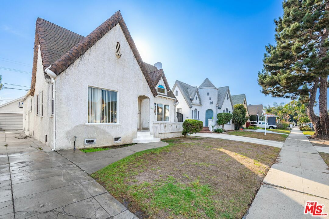 Property Photo:  1116  W 80th St  CA 90044 