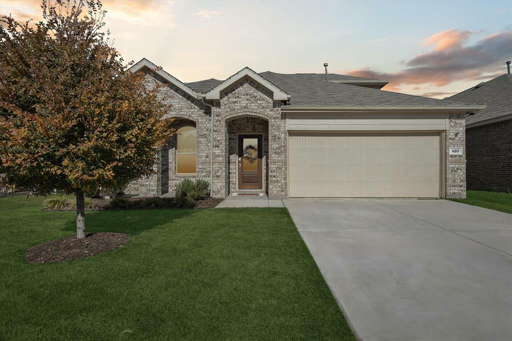 Property Photo:  660 Ridgeback Trail  TX 76052 