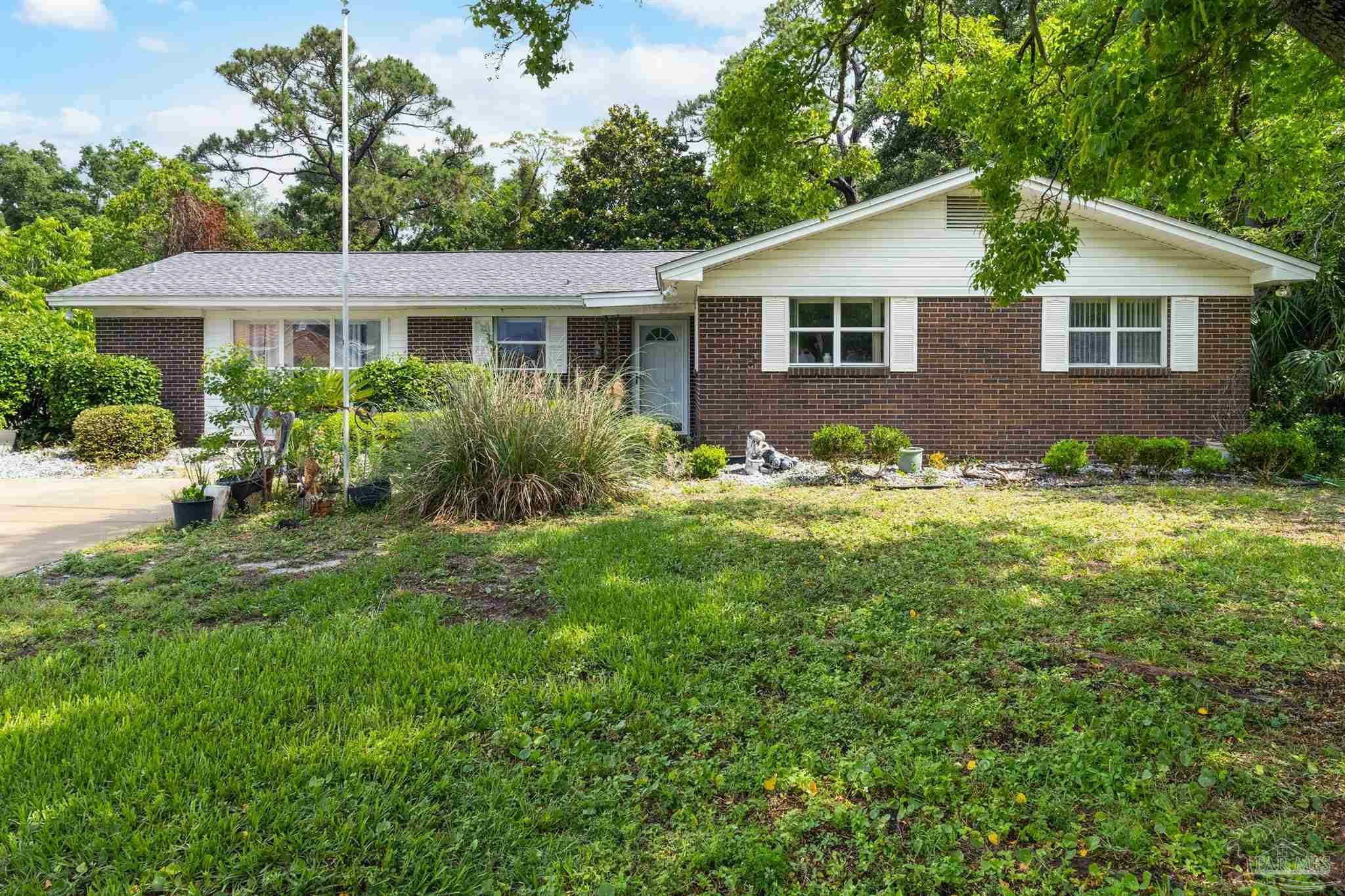 Property Photo: 3364 Circle Dr FL 32563