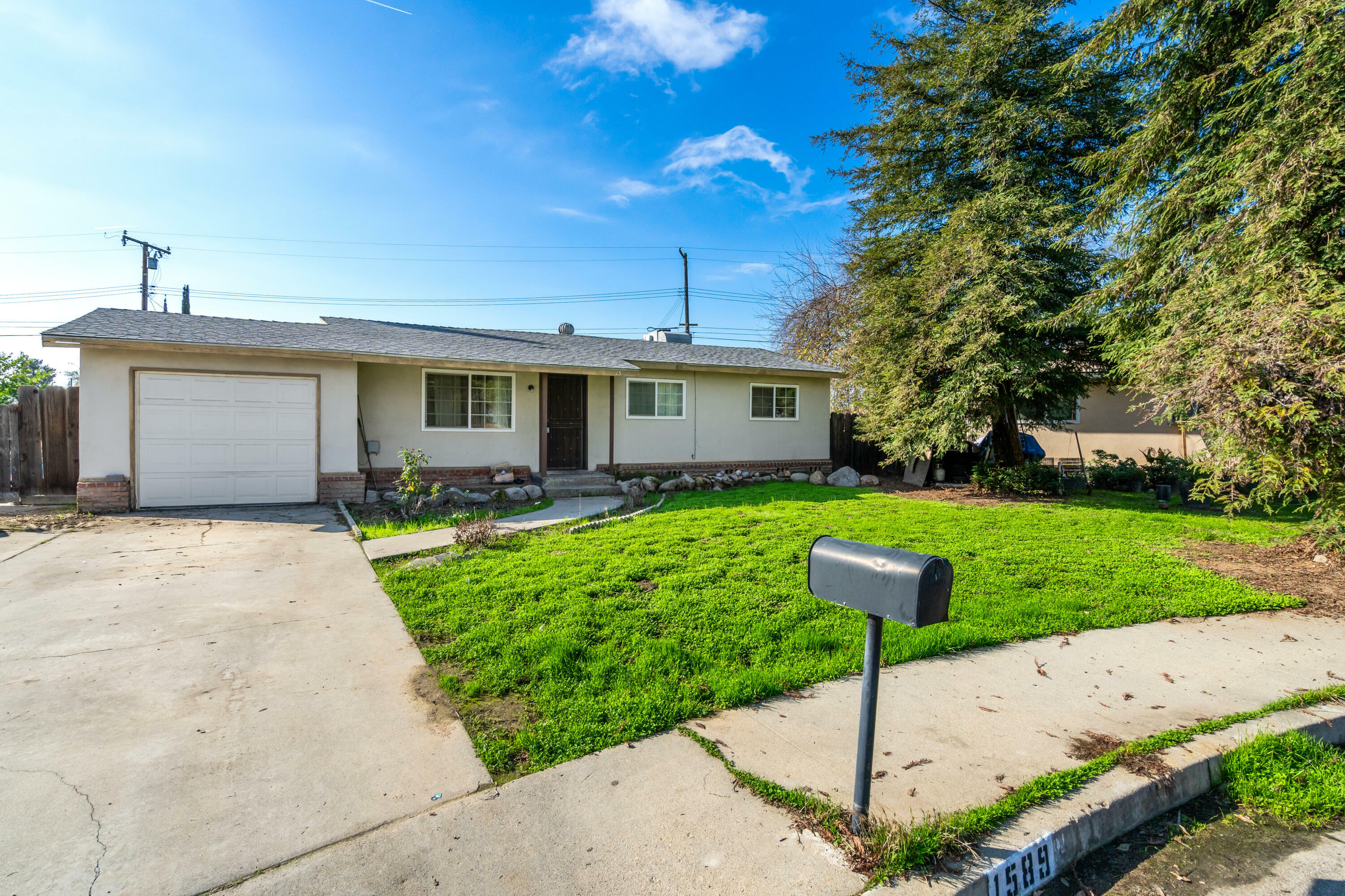 Property Photo:  1589 Joyce Circle  CA 93274 