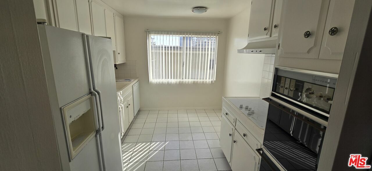 Property Photo:  324  S Rexford Dr 6  CA 90212 