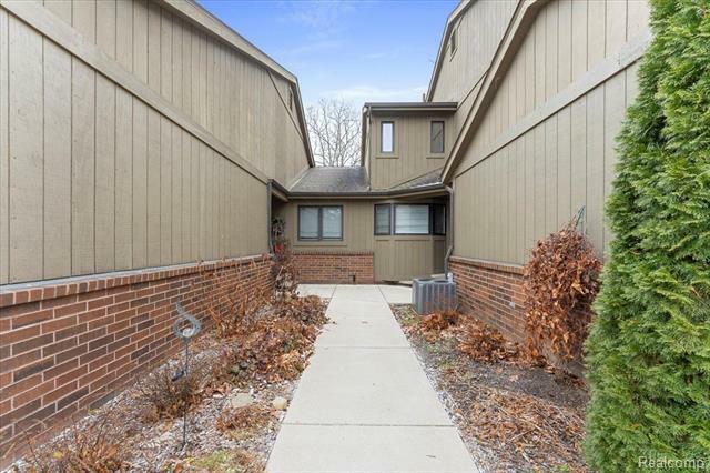 Property Photo:  9859 Hawthorne Glen Drive  MI 48138 