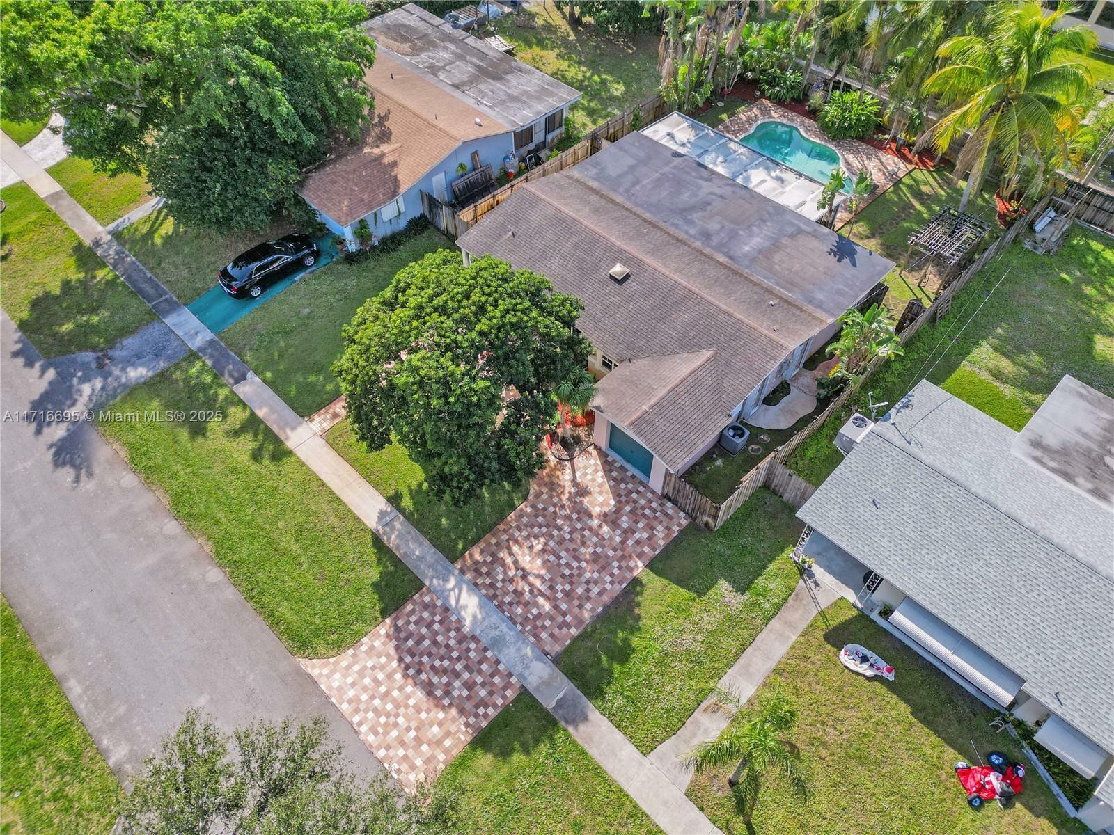 Property Photo:  2202 N 44th Ave  FL 33021 