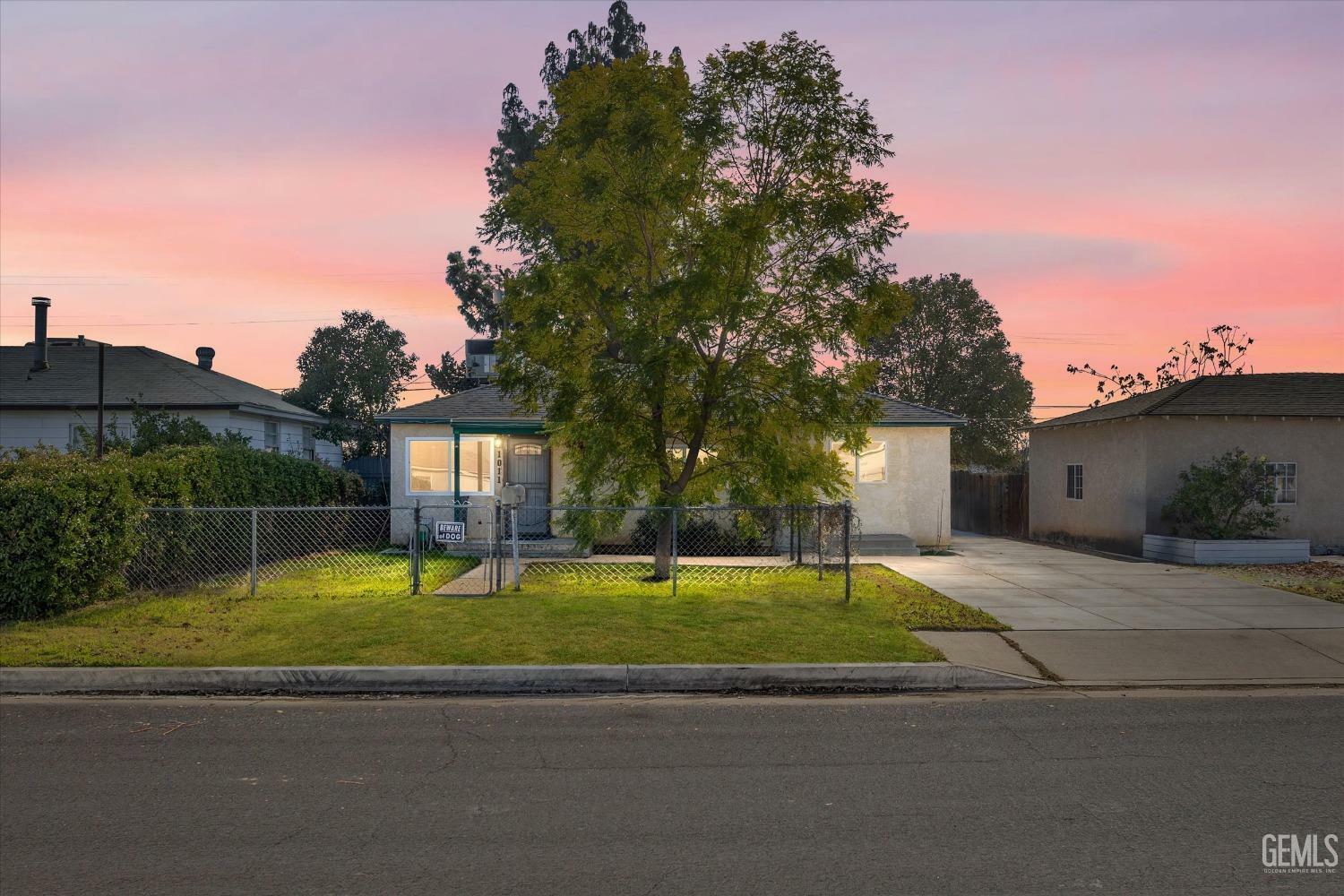 Property Photo:  1011 Castaic Avenue  CA 93308 