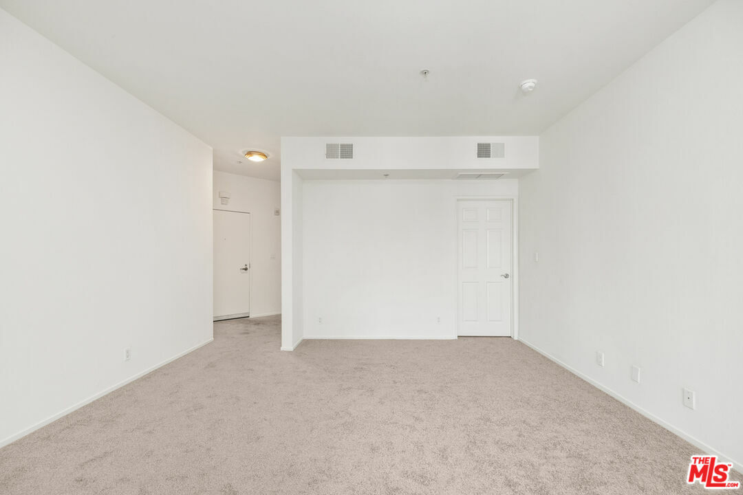 Property Photo:  620  S Gramercy Pl 223  CA 90005 