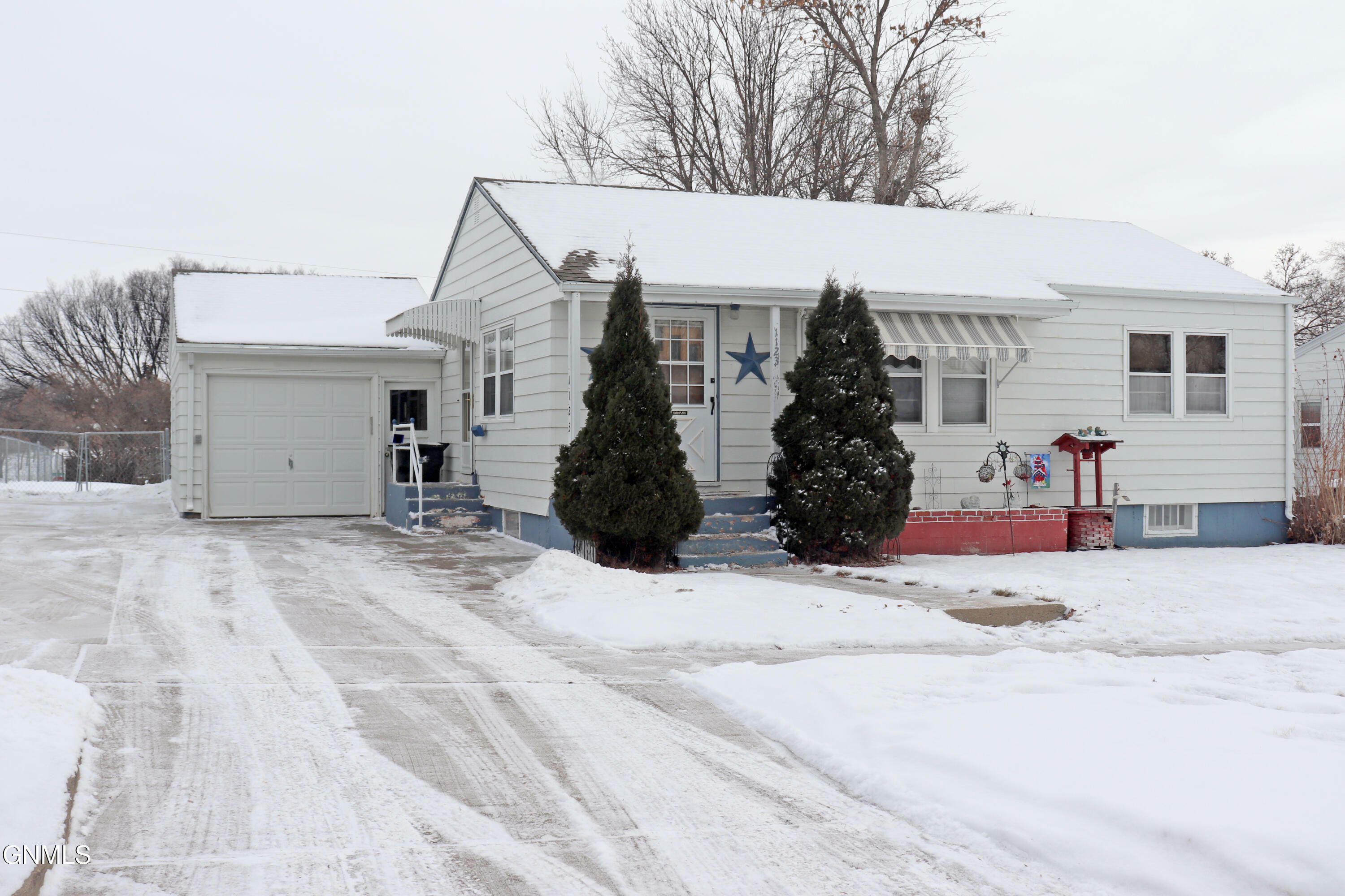 Property Photo:  1123 N 15th Street  ND 58501 