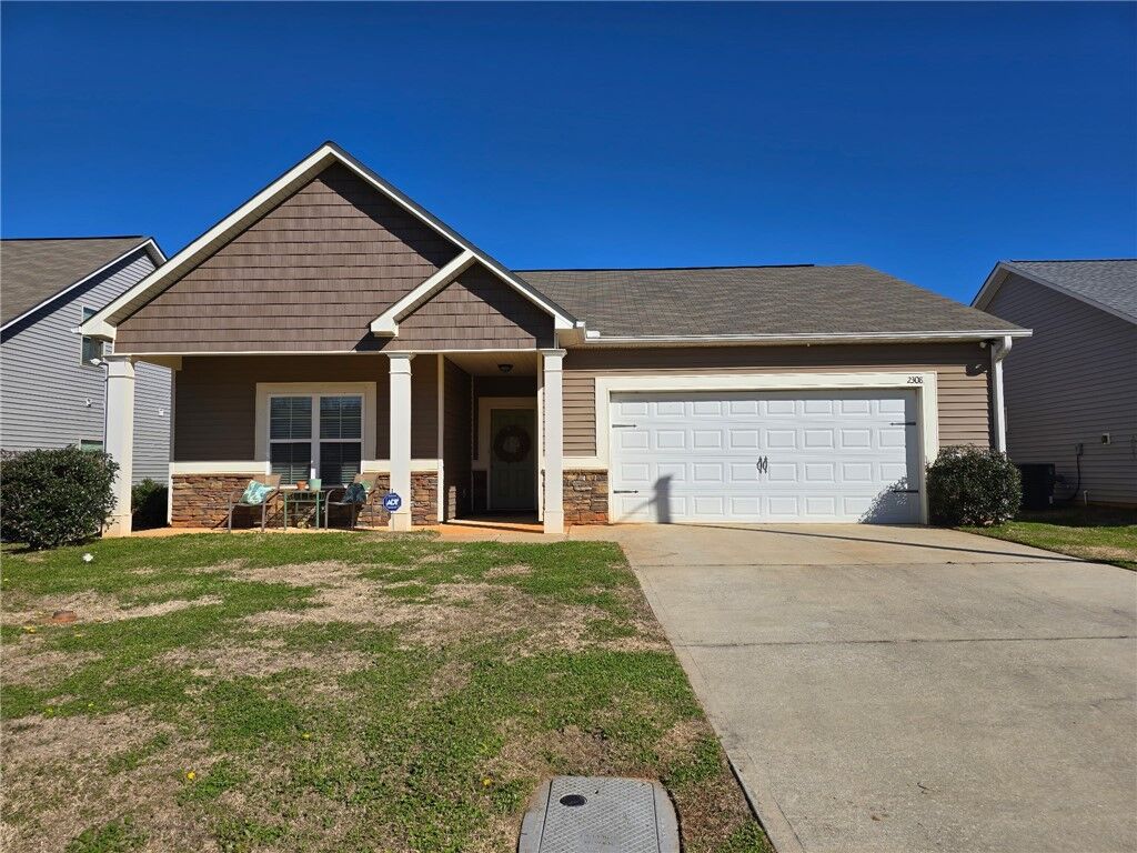 Property Photo: 2308 Cobblestone Drive AL 36804
