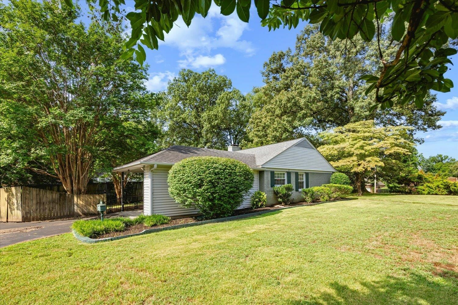 Property Photo:  118 N Highland St  TN 38111 