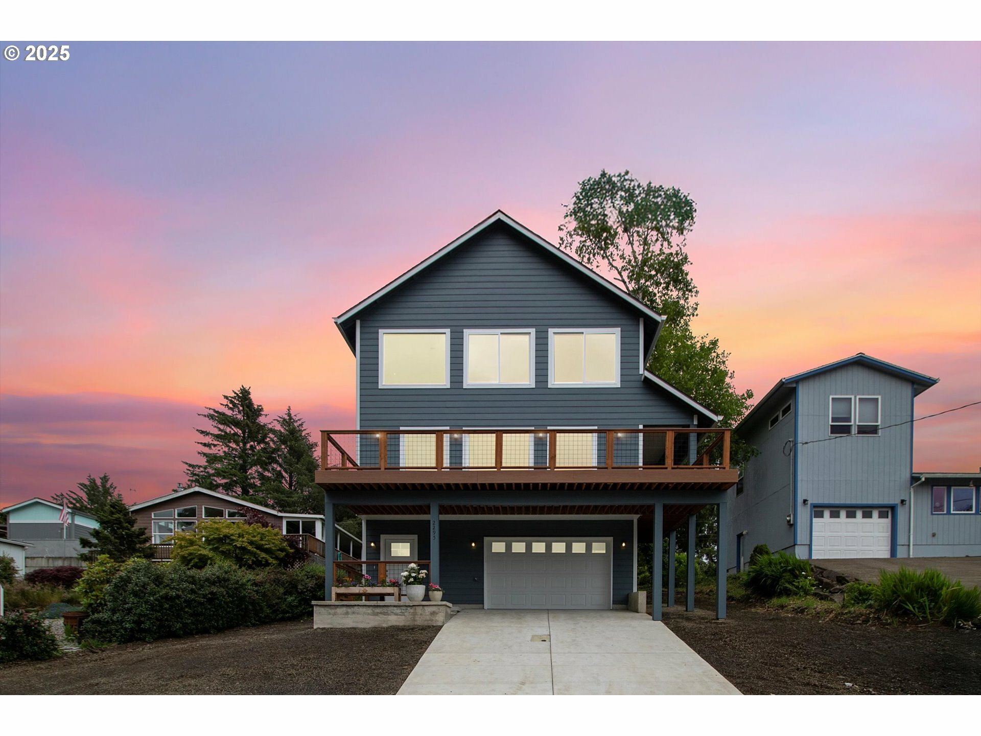 Property Photo: 2295 Fleming Ave OR 97143