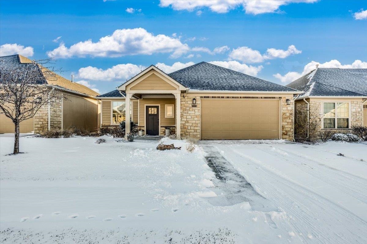 Property Photo:  1015 E Cross Creek Pl  KS 67037 