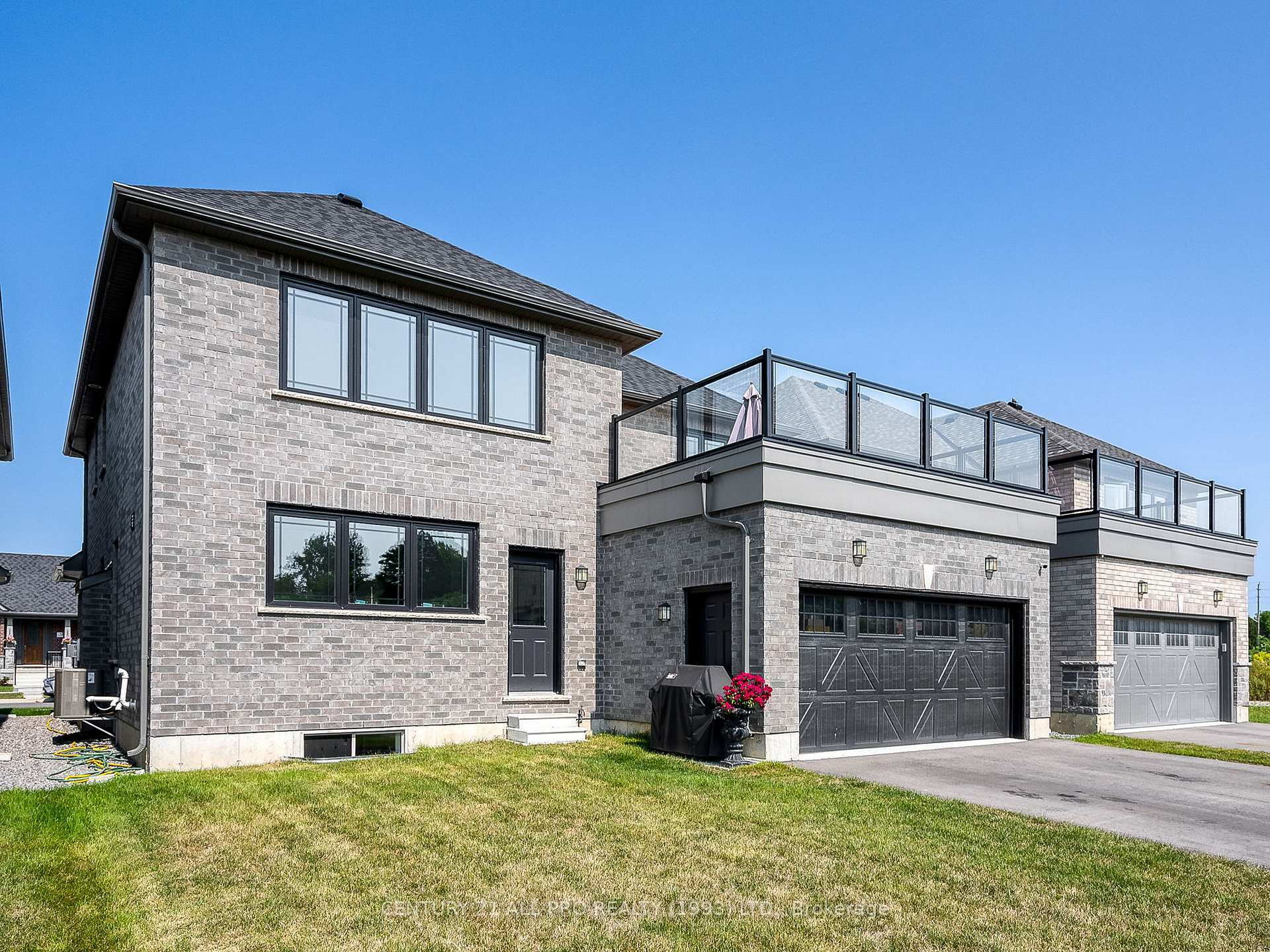 Photo de la propriété: 189 Strachan St ON L1A 0E9