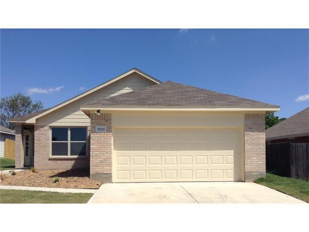 Property Photo: 1925 Alanbrooke Drive TX 76140