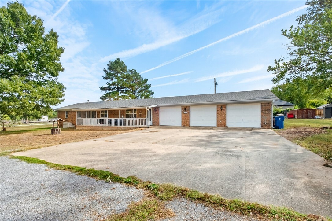 Property Photo:  802 4th Avenue  AR 72736 