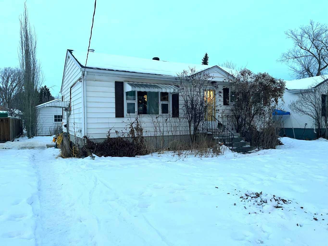 Property Photo:  4114 51 Street  AB T4N 1Z6 