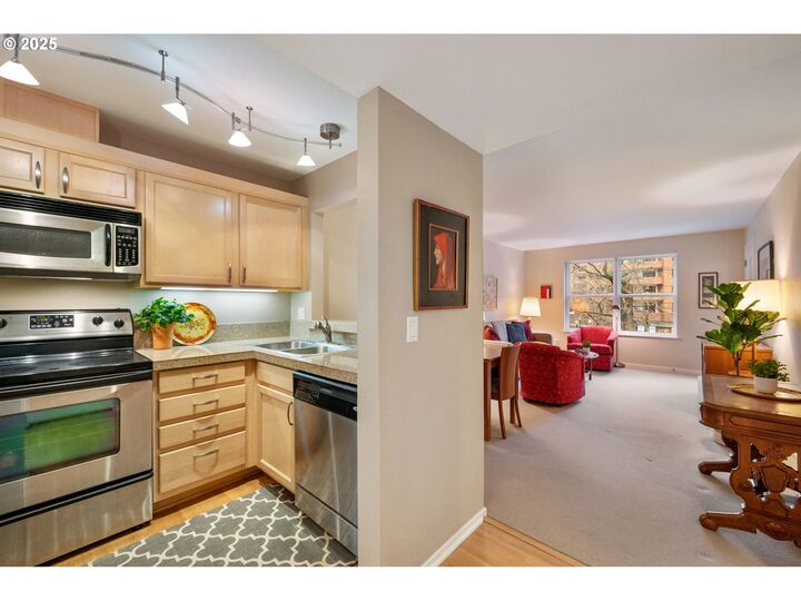 Property Photo:  1500 SW Park Ave 303  OR 97201 