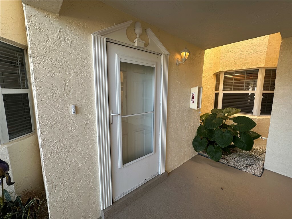 Property Photo:  319 N Grove Isle Circle 319  FL 32962 