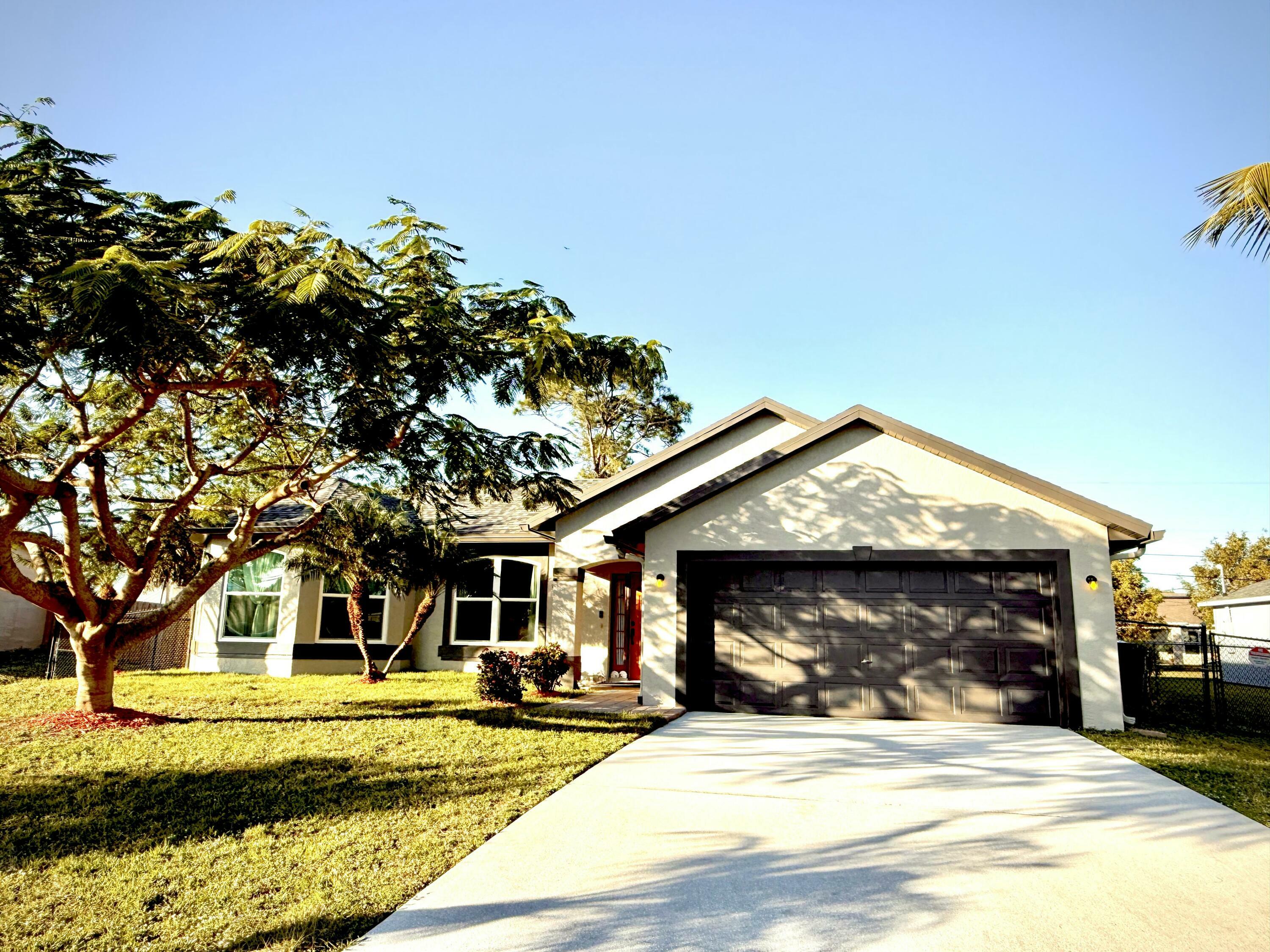 Property Photo: 1137 SW Bellevue Avenue FL 34953