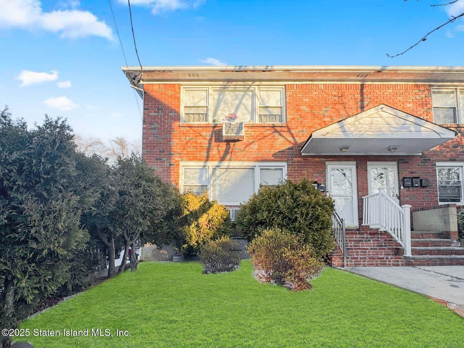 Property Photo:  55 Area Place  NY 10314 