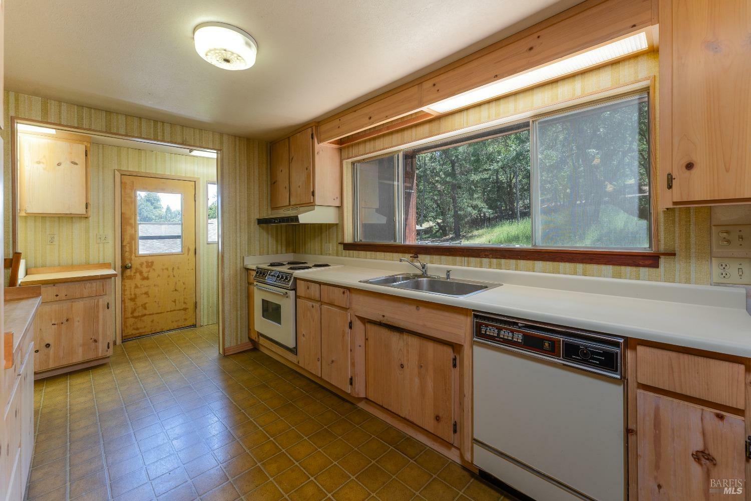 Property Photo:  555 Redwood Avenue  CA 95490 