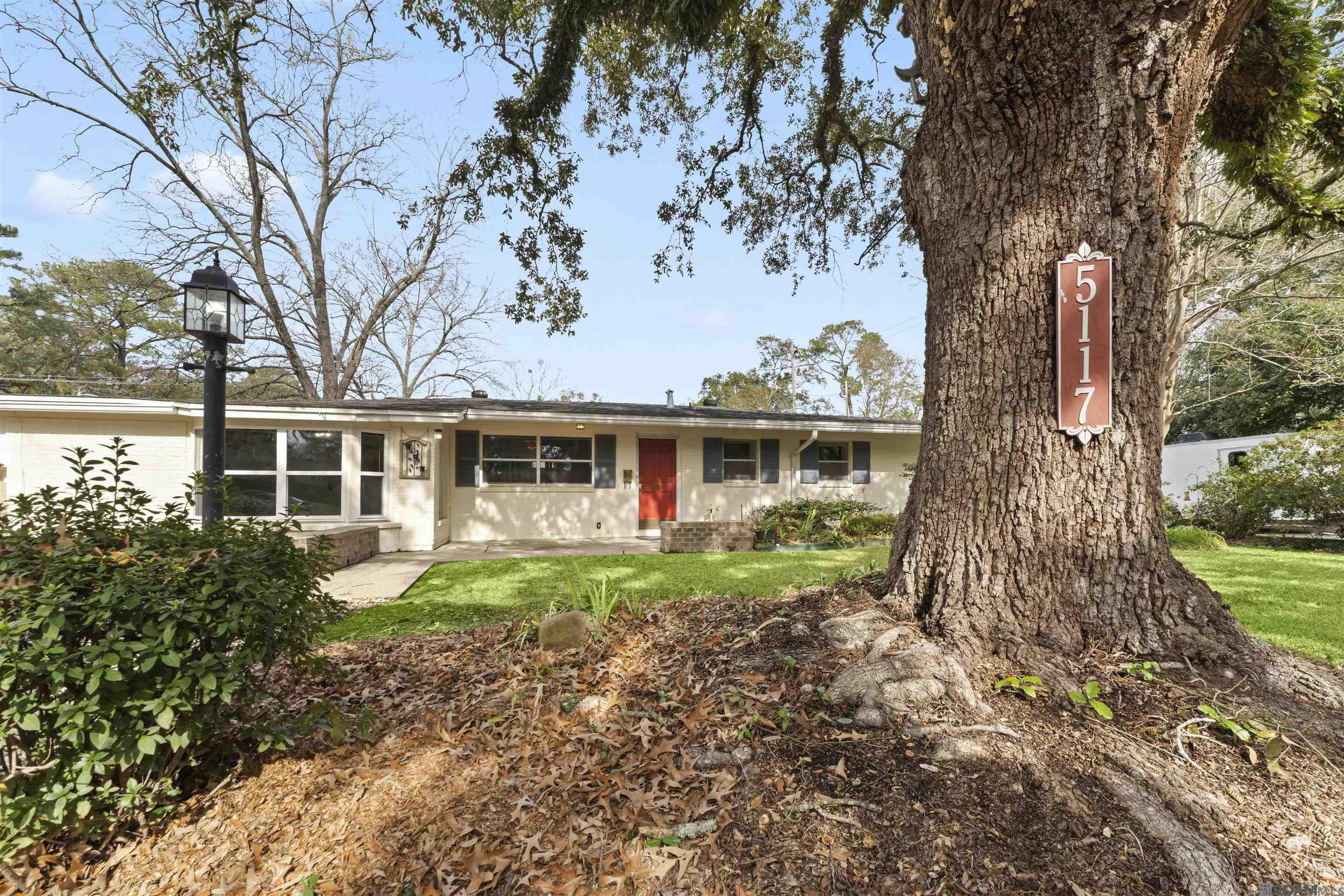Property Photo: 5117 Woodside Dr LA 70808