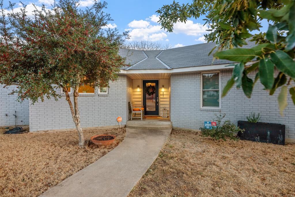 Property Photo: 1003 Avenue A TX 78624