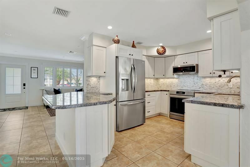 Property Photo:  912 SE 16th Ct  FL 33441 