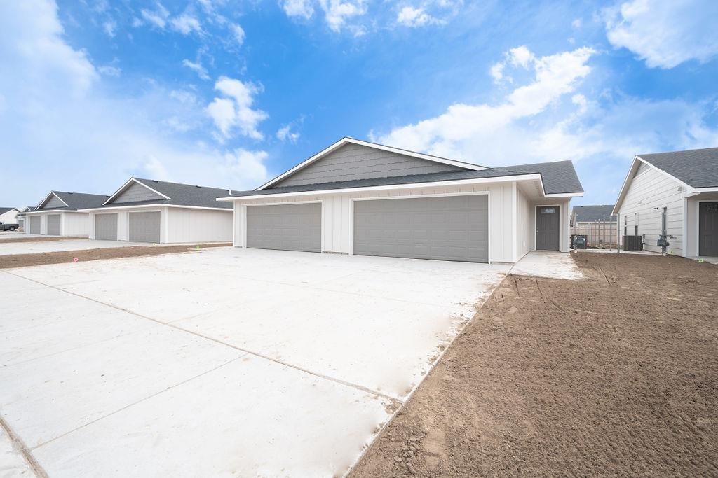 Property Photo:  5072 S Sycamore Ct  KS 67217 