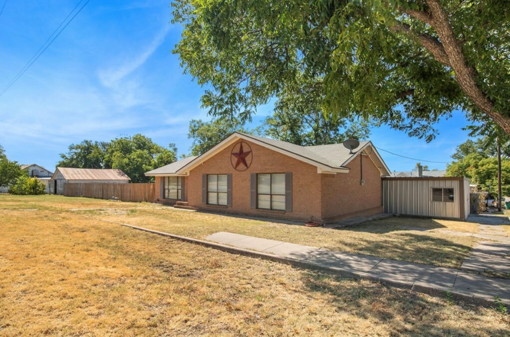 Property Photo:  807 Ave A  TX 76878 