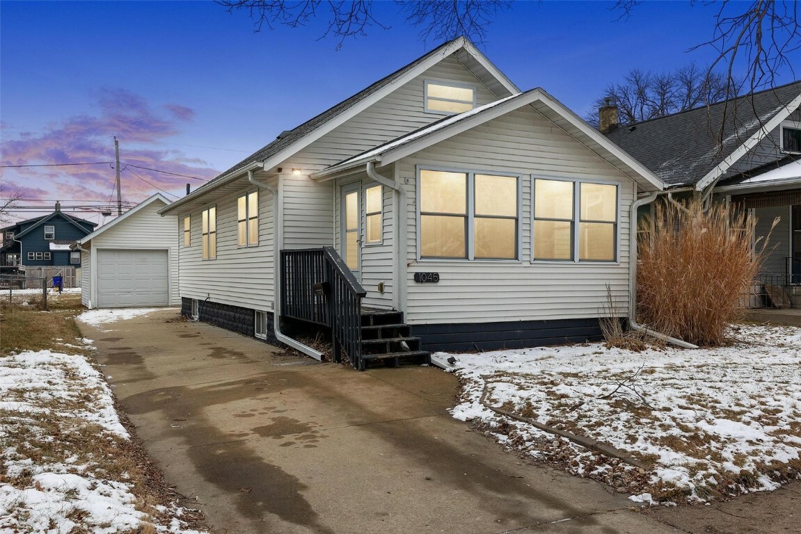 Property Photo:  1045 G Avenue NW  IA 52405 