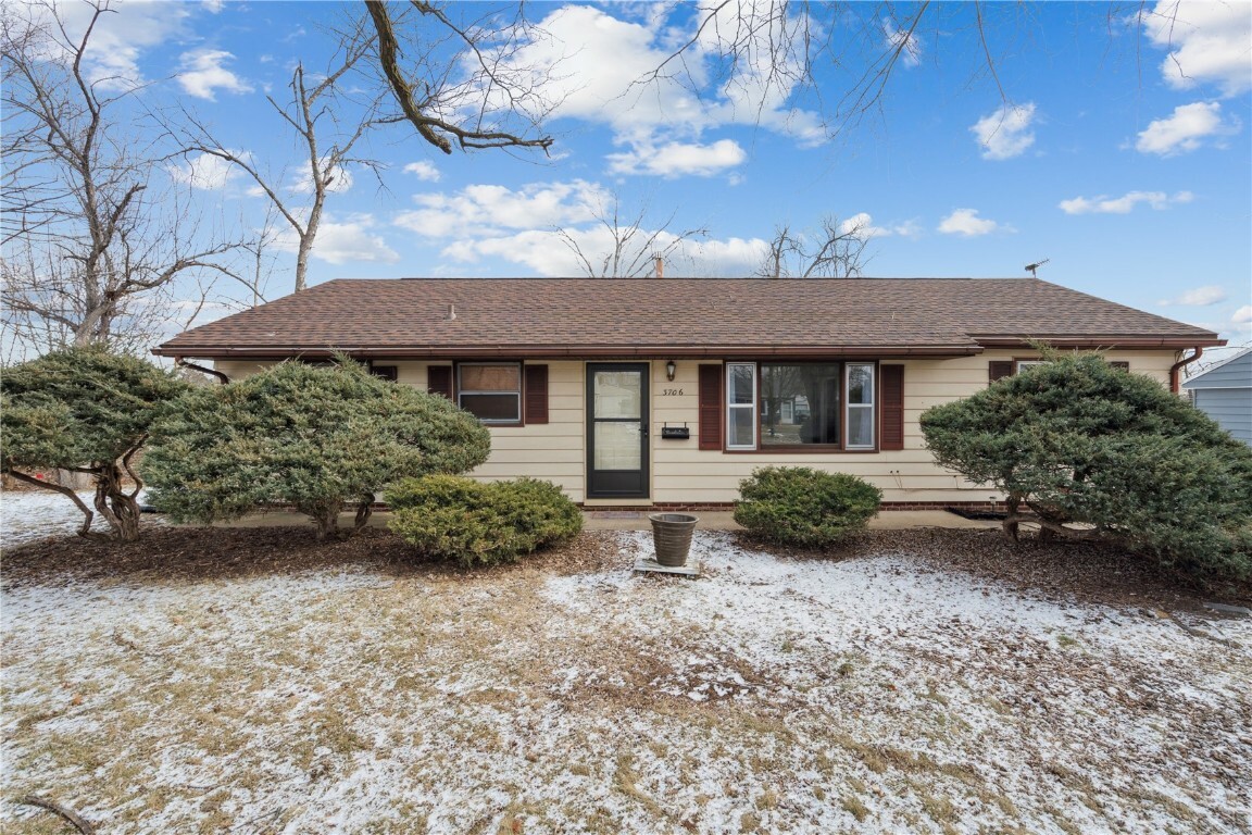 Property Photo:  3706 Oakland Road NE  IA 52402 