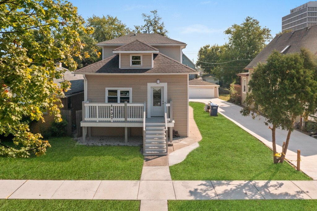 Property Photo:  1607 S 2nd Avenue  IL 60153 