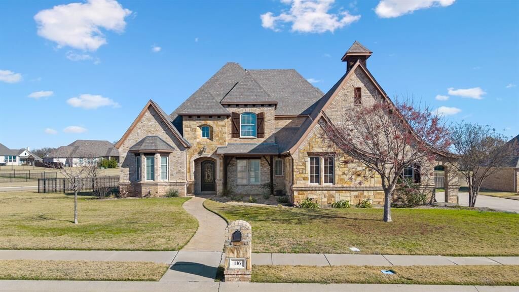 Property Photo: 116 Highgate Court TX 76023