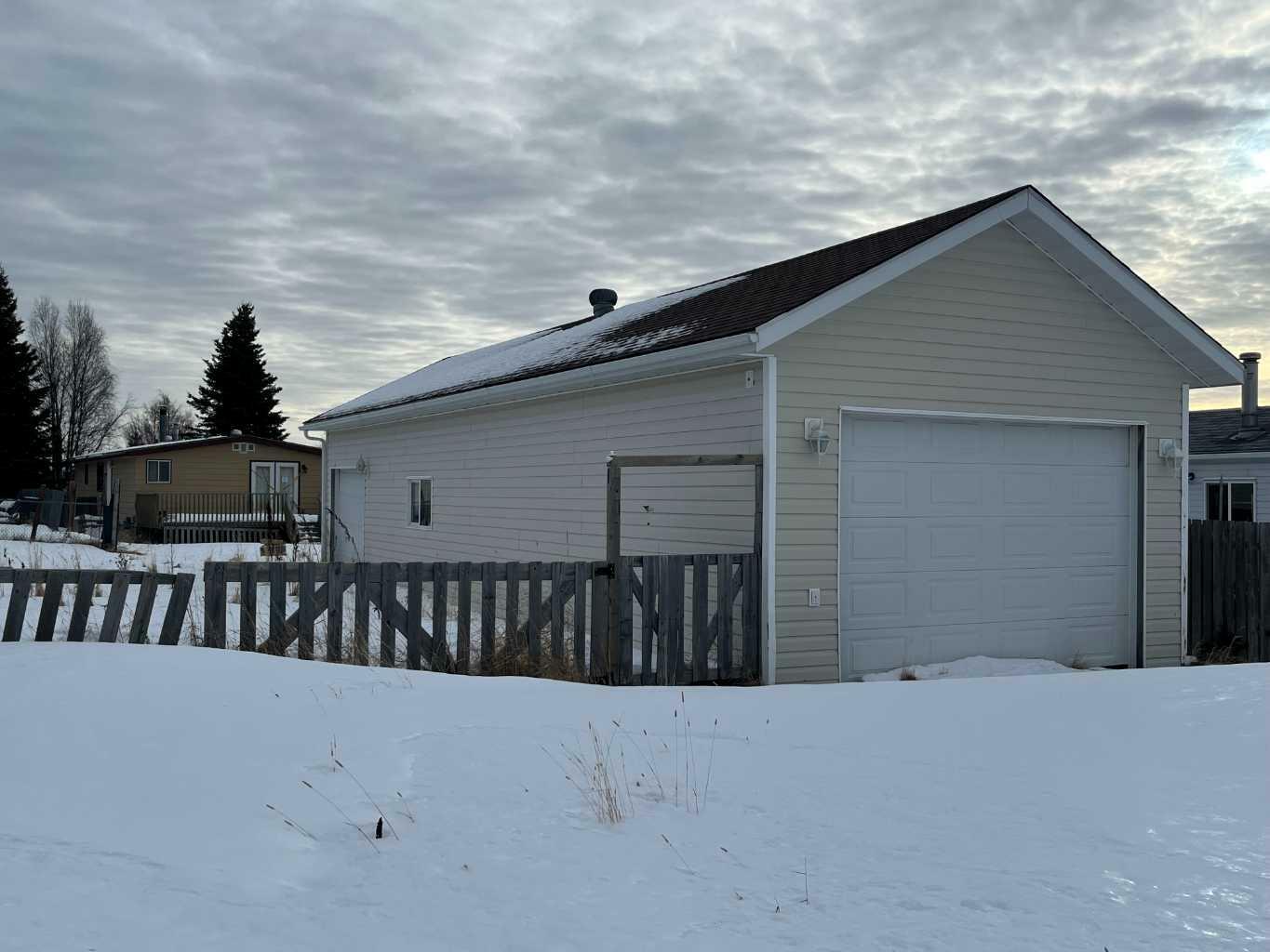 Property Photo:  5 Walker Avenue  AB T0G 0B6 