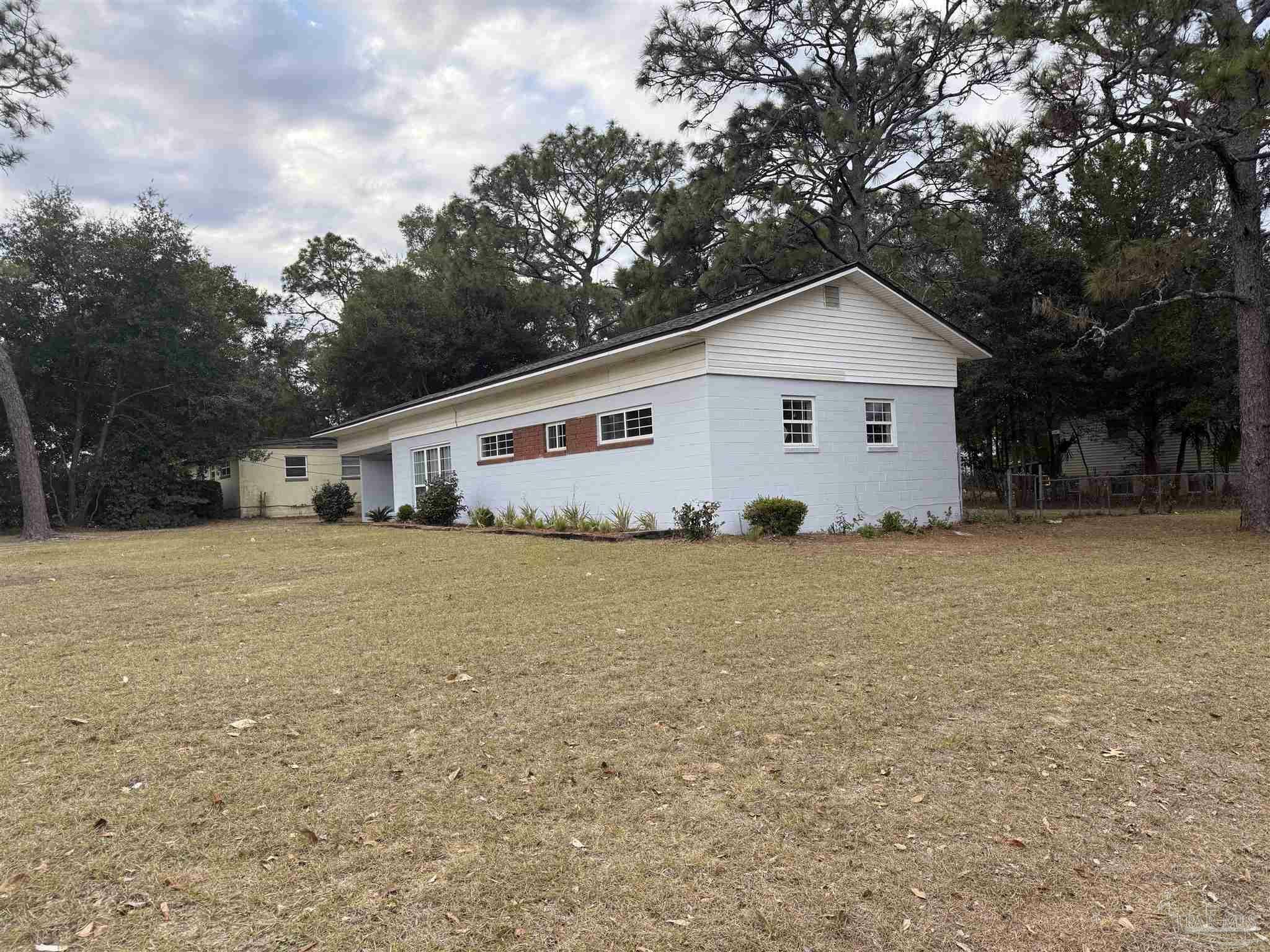 Property Photo:  808 Woodland Dr  FL 32503 