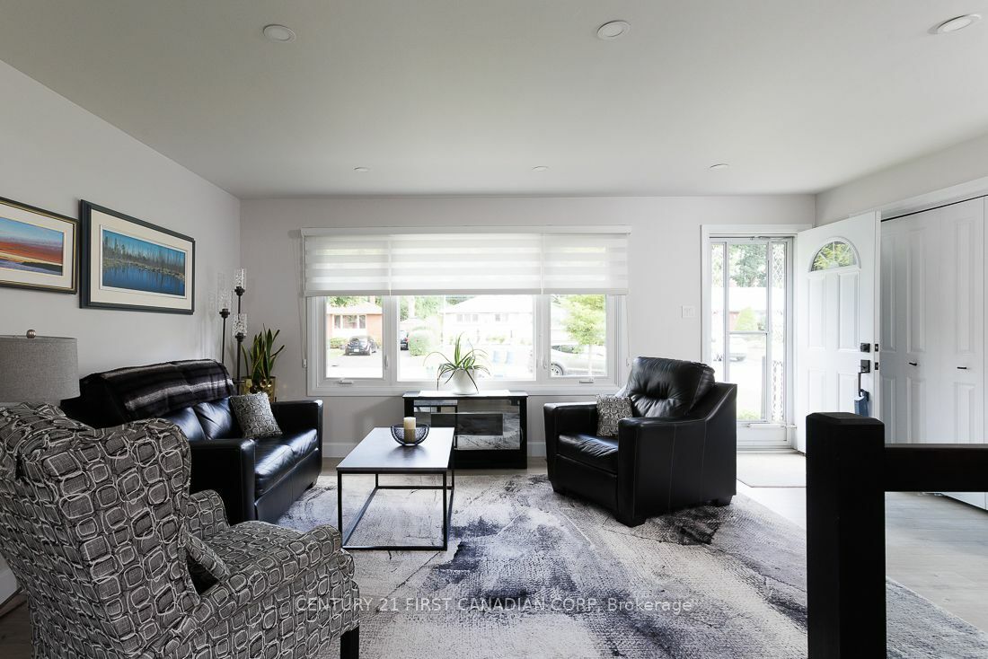 Property Photo:  82 Queenston Cres  ON N5W 1N6 