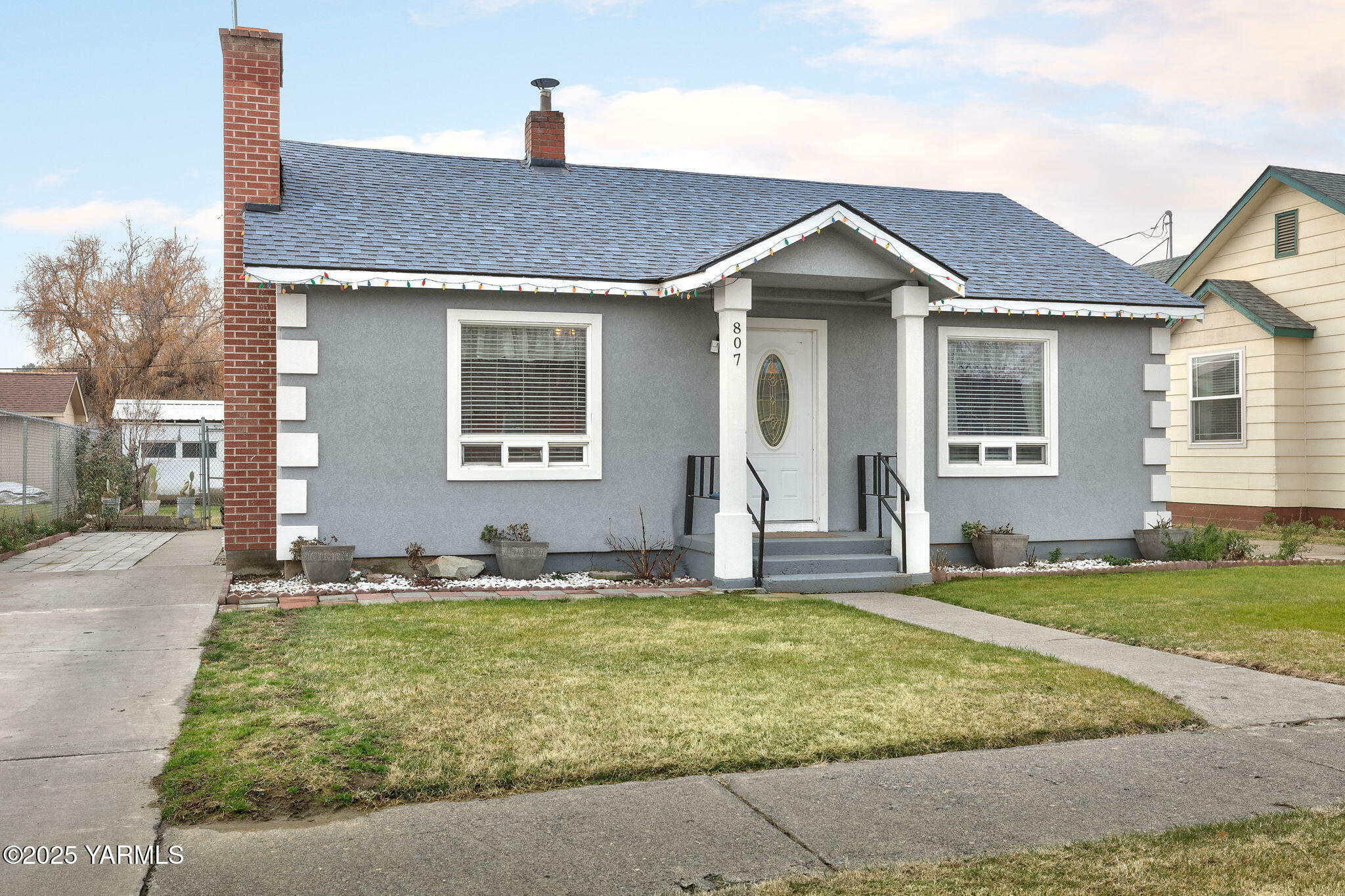 Property Photo:  807 Adams Ave  WA 98948 