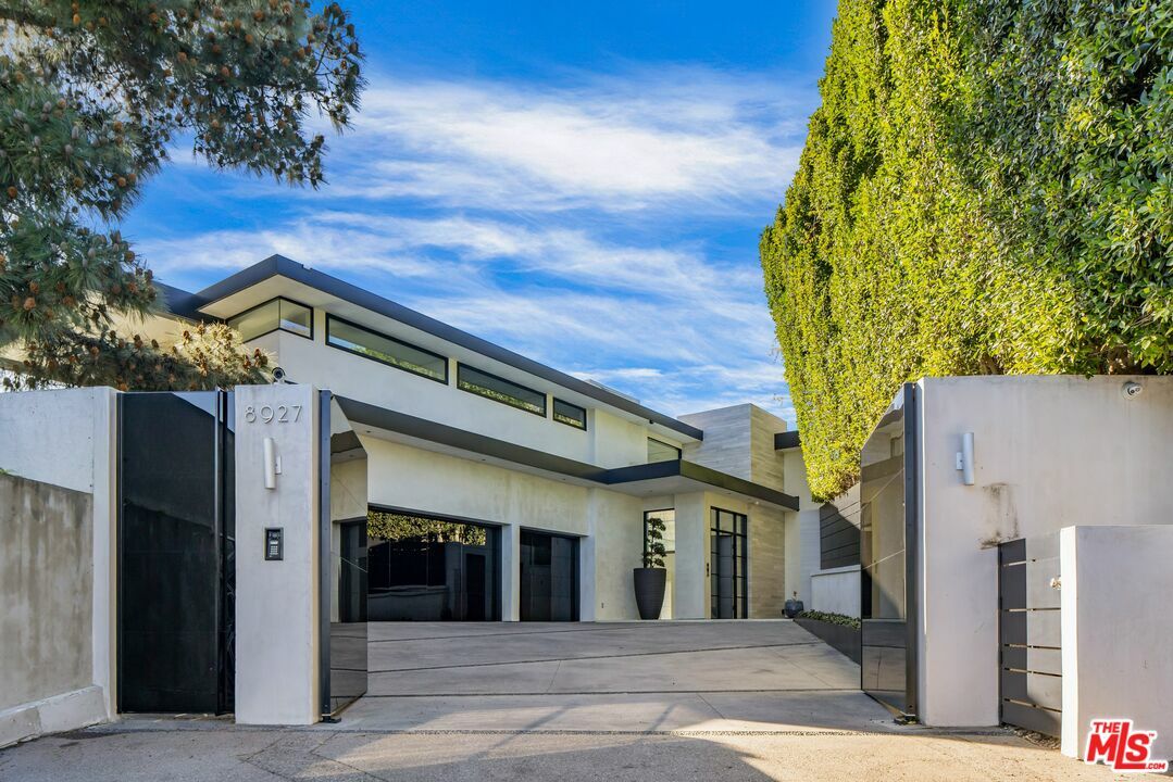 Property Photo: 8927 St Ives Dr CA 90069