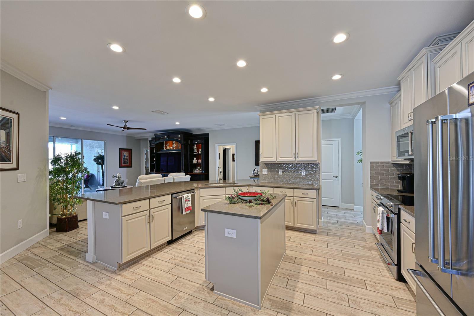 Property Photo: 5522 69th Place E FL 34222