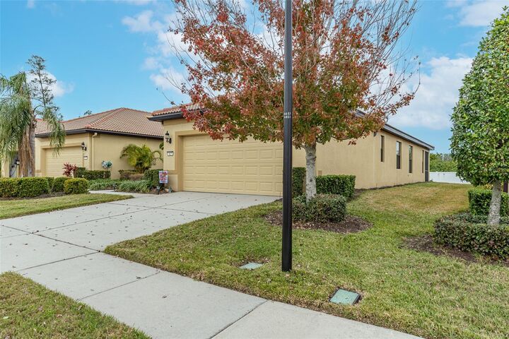 Property Photo: 417 Brandywine Falls Court FL 33572